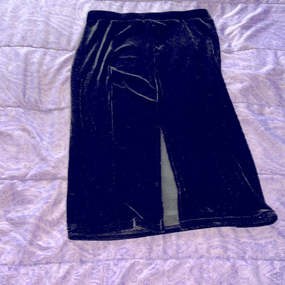 Split Hem Velvet Skirt - Picture 3 of 8